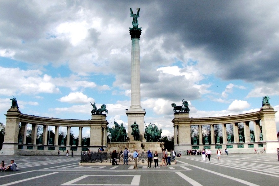 Площадь героев в Будапеште. Здесь представлены все выдающиеся деятели Венгрии за тысячу лет