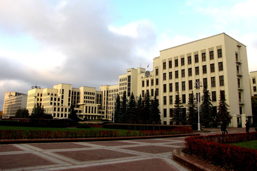Дом правительства (1930-1934, арх. И. Лангбард). Самое большое административное здание Беларуси. И просто шедевр конструктивизма.