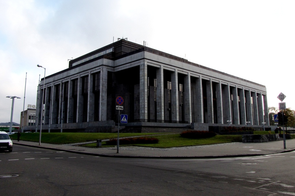 Дворец Республики (1985-2001). Здание напоминает мавзолей, но гигантских размеров.