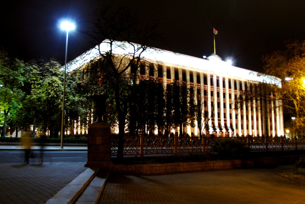 Администрация Президента (1939-1947, арх. А. Воинов, В. Вараксин). Здание выглядит зловеще. И фотографировать его нельзя. 
