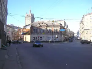 Вид з вулиці Гамарника на провулки Короленка і Костюринський
