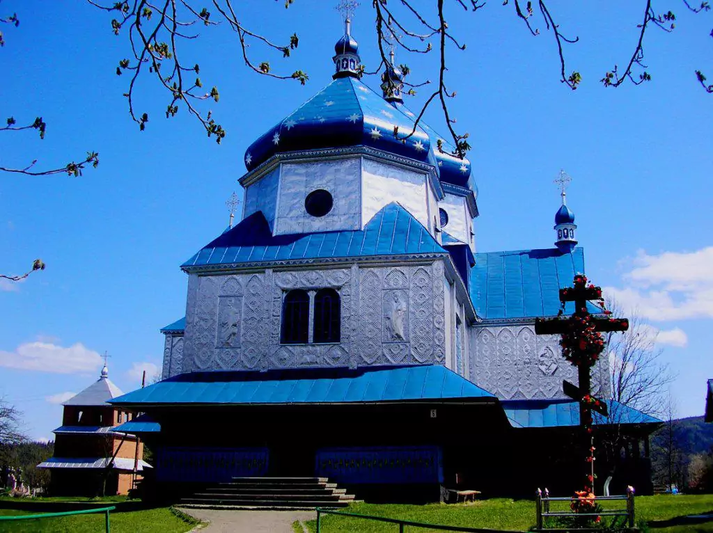 Космач. Церква Петра і Павла, 1904-1905. Побудована майстрами з с. Соколівка.