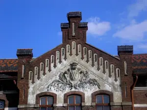 Дрогобич. Фрагмент фасаду будинку школи №3 на вулиці Завалля.