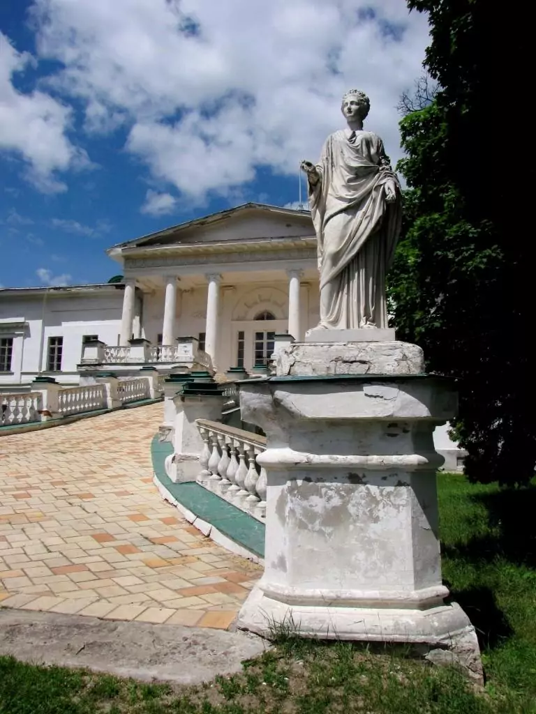 Сокиринці. Палац, 1829, арх. Павло Дубровський; статуя Гери.