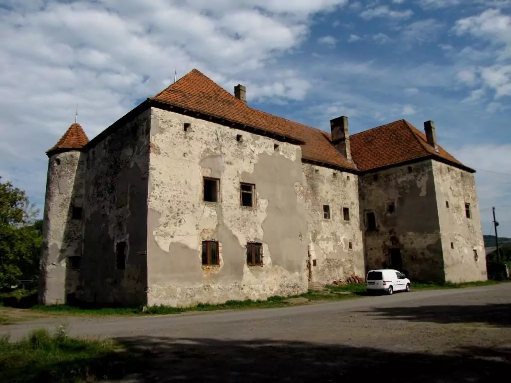 Чинадійово. Замок Сент-Міклош, XIV-XVIII.
